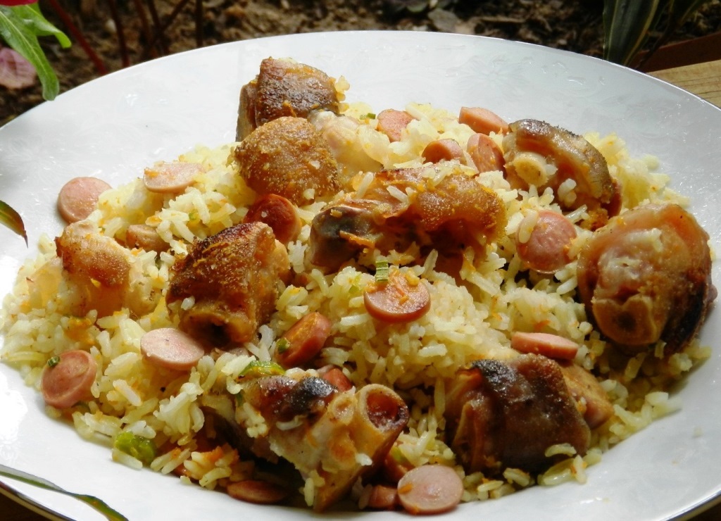 Arroz con paticas de cochino, una receta del menú diario