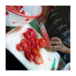 se cortan los tomates